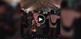 Музыкант в Нью-Йорке совмещает диджей-сеты и игру на трубе