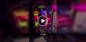 Смелый удар: попытка вбить по боксерской груше «нерабочей» левой