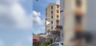 Здание рухнуло на экскаватор во время сноса