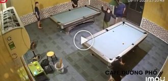 Семейная дисциплина по-вьетнамски: жена силой забрала мужа из бильярдной