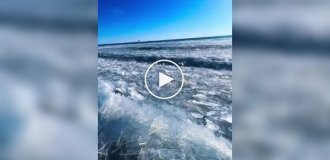 В Китае на озере Хулун нашли необычное природное явление – ледяные волны