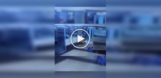 Прямая дорога в ТЦ: автоледи в Парагвае въехала на эскалатор