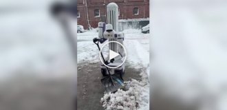 Робот розчищає сніг на вулиці в США