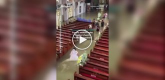 На Филиппинах пара сыграла свадьбу во время наводнения