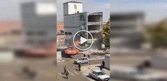 In Turkey, the demolition of a building turned into chaos: debris covered the street
