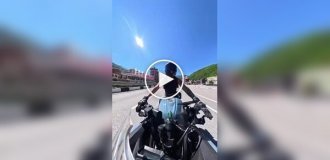Two women on motorcycles fought over a lane