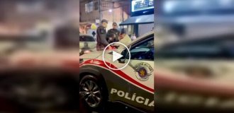 Полицейский в Бразилии ударил мотоциклиста, нарушившего правила дорожного движения