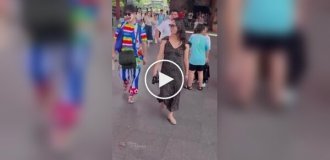 Уличный клоун развлекает прохожих