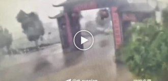 Китайский мопедист чудом спасся, когда исторические ворота рухнули на дорогу