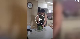 Попытка эффектно разрезать арбуз закончилась повреждением кухонного стола