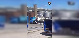 Цистерну дважды смяло вакуумом