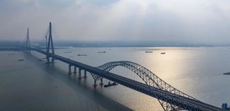The world's longest cable-stayed bridge opened in China (4 photos + 1 video)