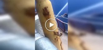 Девушка попыталась пробить струю воды головой