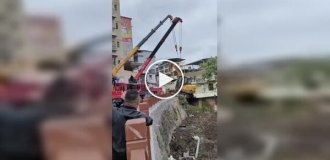 Не самая удачная установка экскаватора с помощью крана