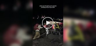 Турист показал обратную сторону восхождения на Фудзи