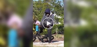 Парень устроил розыгрыш с «заряженным» велосипедом