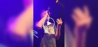 Рэпер случайно поймал губами сигарету, брошенную фанатом