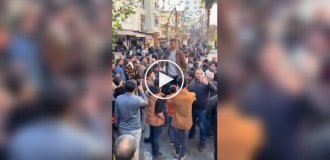 Самый высокий человек на фоне обычных людей