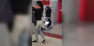 Мужчина стащил планшет из контейнера для электронных отходов