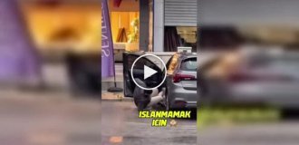 Чоловік спробував застрибнути в машину під час зливи в Туреччині