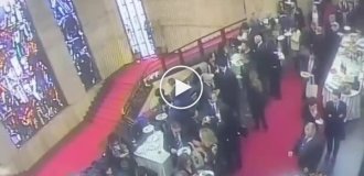 Член ради Сардинії впав із сходів у Римі і пошкодив вітраж 1932 року