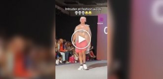 Шутник вышел на подиум в мусорном мешке на Неделе моды