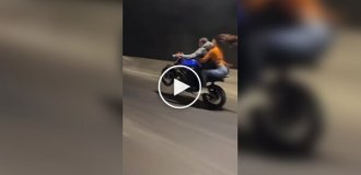Байкер поднял мотоцикл на дыбы с пассажиркой за спиной