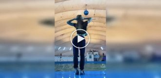 Дельфин неожиданно прервал танец девушки во время съемки