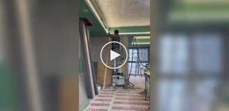 Китайские рабочие используют гидравлические ходули