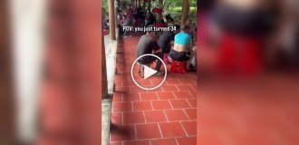 Табурет, який перетворюється на компактну сумочку