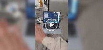 Разработчик научил Mac стонать при ударах по нему