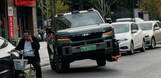 BYD Leopard 8’s Unique Suspension Lets Driver Cruise Away With a Wheel Clamp On (2 Photos + 1 Video)