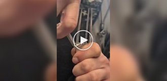 Мужчина показал, как превратить обычную вилку в браслет
