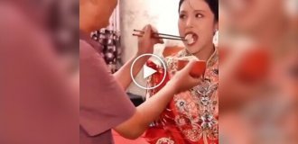 A Chinese tradition that makes everyone cry: a father feeds his bride for the last time