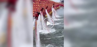 Захватывающее водное шоу на улицах старинного Хэтоу