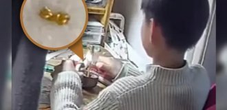 Мальчик разрезал мамино золотое ожерелье, чтобы раздать друзьям (4 фото)