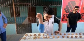 A guy from Pakistan cracked 169 nuts in 30 seconds (1 photo + 4 videos)