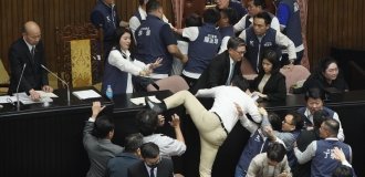 Украл и сбежал: в Тайване депутат парламента "оригинально" сорвал заседание парламента (1 фото + 3 видео)