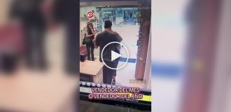 Харизматичный продавец превратил покупку обуви в шоу