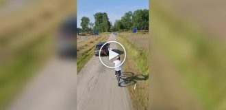 Шокирующий трюк на велосипеде: через две фуры одновременно