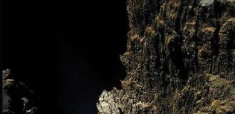 Скала Хатхор на комете 67P/Чурюмова — Герасименко (1 фото)