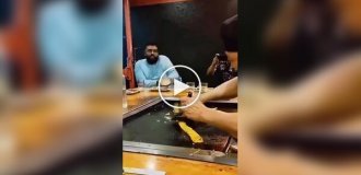 Повара развлекают клиентов