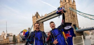 Skydivers flew under the arch of Tower Bridge for the first time (9 photos + 1 video)