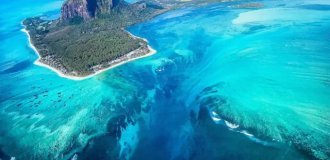 Underwater Waterfall Off the Coast of Mauritius: A Brilliant Illusion of Nature (2 photos)