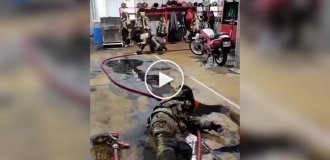 Обучение пожарных с завязанными глазами
