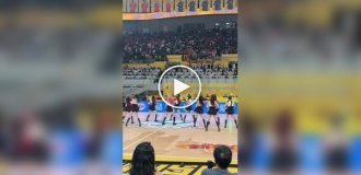 Танцювальний поєдинок груп підтримки