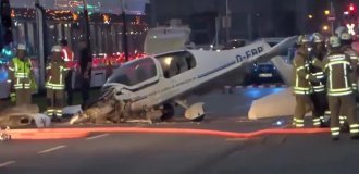 In Germany A plane made an emergency landing on a busy street (2 photos + 1 video)