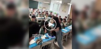 Школьники сымитировала драку, чтобы оригинально поздравить учительницу
