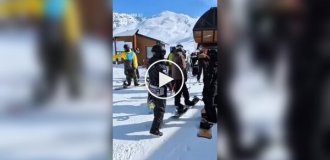 На горнолыжном курорте в Грузии мужчина толкнул туриста из-за куртки