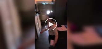 Гостиная, спальня и душ на борту A380